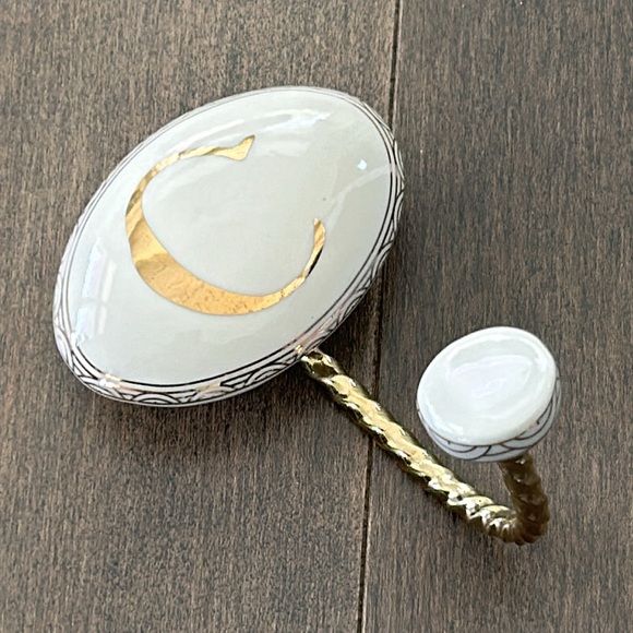 ANTHROPOLOGIE Ceramic “C” Wall Hook, Monogram Initial, Gold Cream Twist Decor - Picture 5 of 6